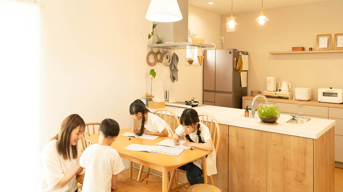 ダイニングキッチンで宿題を広げる子供たち